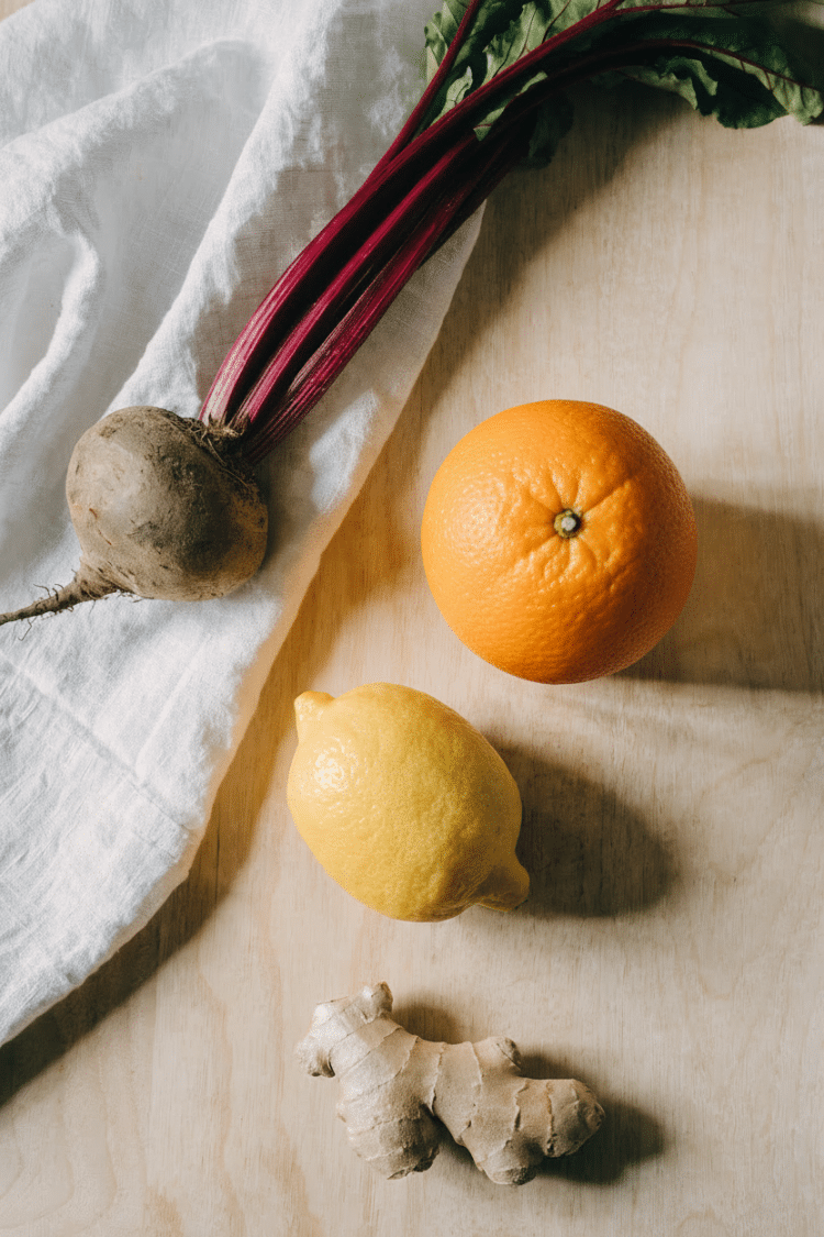 burokėlių apelsinų imbiero sulčių ingredientai ant virtuvės stalo