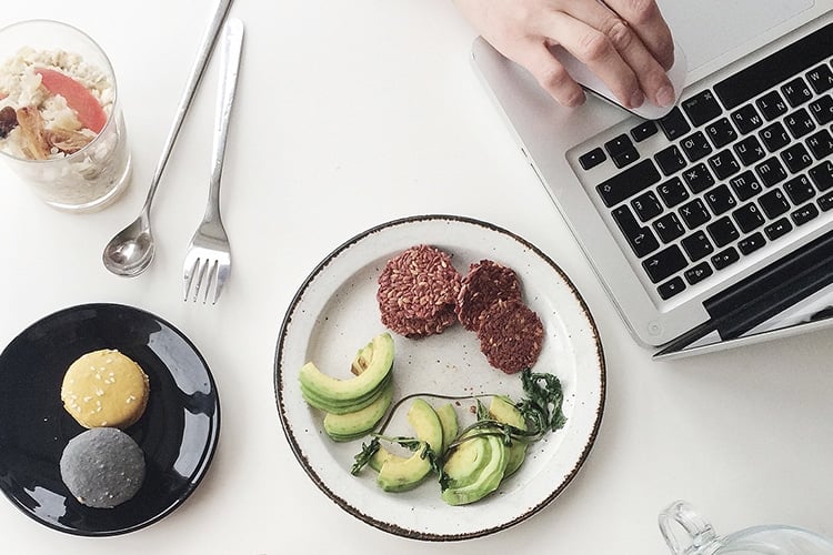 4 Tips to Help You Eat Healthy at Work