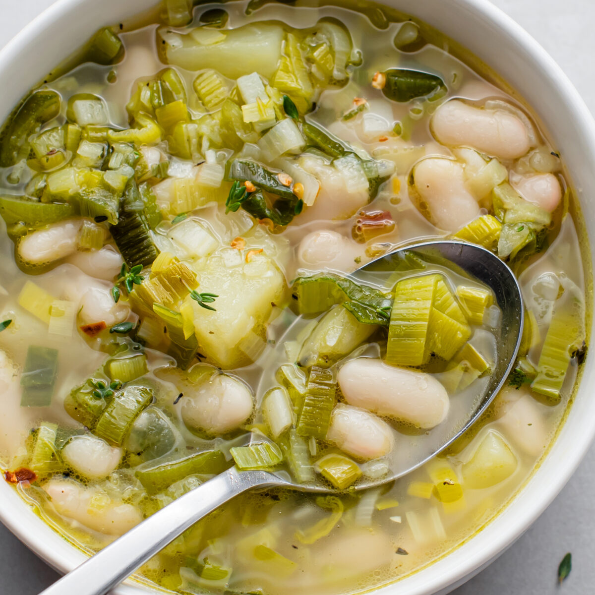 super-satisfying-and-spicy-leek-and-white-bean-stew