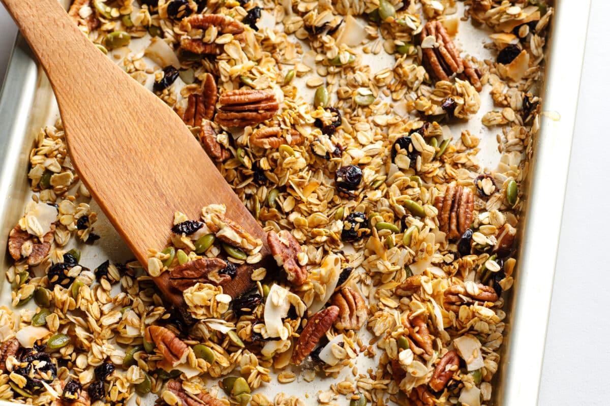 Gluten-free recipes: Crunchy Blueberry and Pecan Granola