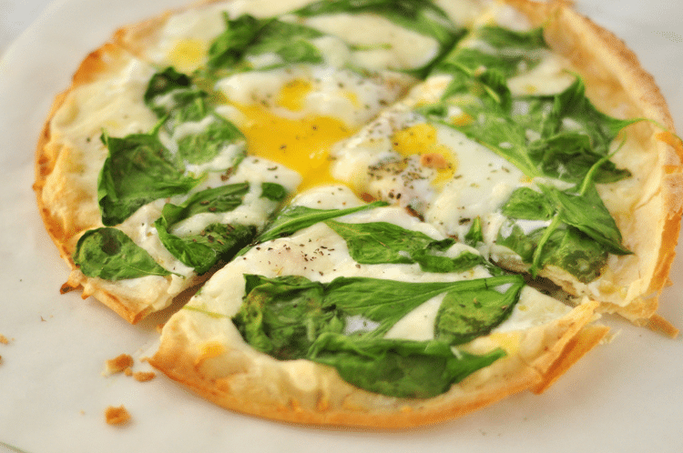 stay cool in summer: spinach and egg breakfast pizza