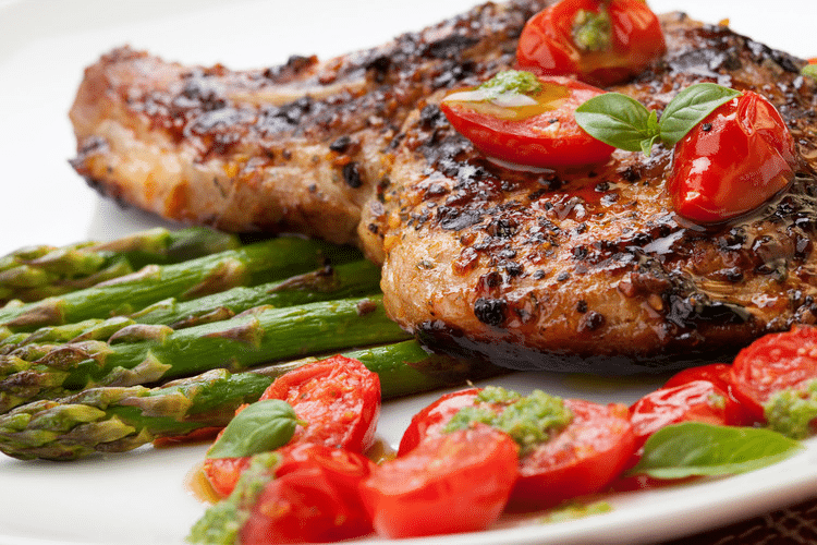 stay cool in summer: grilled pork chops with asparagus and pesto